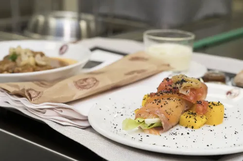 Imagen de una bandeja con comida de la Clínica Universidad de Navarra.