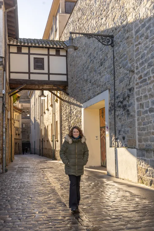 Imagen de Cristina Arellano caminando por el callejón del Caballo Blanco en Pamplona. 