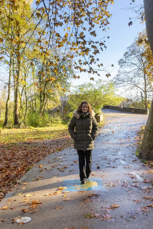 Imagen de Cristina Arellano caminando al final del puente de la Magdalena en Pamplona.