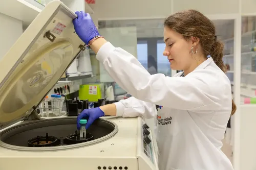 Una investigadora del Cima colocando muestras en la centrifugadora del laboratorio. 