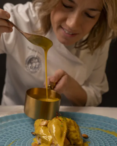 Imagen de Xandra Luque, chef de la Clínica Universidad de Navarra en Madrid, cocinando uno de los platos que ha recogido en su libro 'Recetas con pulso'.
