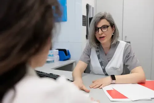 Imagen de una enfermera de Cardiología de la Clínica Universidad de Navarra durante una consulta especializada de seguimiento.