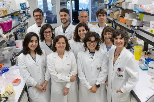 Imagen del equipo de investigadores con batas blancas en el laboratorio del Cima de terapia génica de enfermedades raras.
