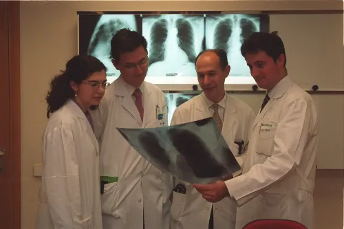 Imagen del equipo de Medicina Interna de la Clínica Universidad de Navarra con el Dr. Nicolás García.