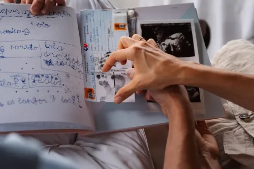 Imagen de una caja de recuerdos del nacimiento del hijo de Lucía y Sebastián, familia del programa CUN Te Acompaña de la Clínica Universidad de Navarra.