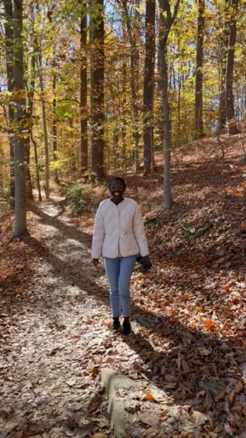 Carmen Mbongo, residente de Radiodiagnóstico de la Clínica Universidad de Navarra, de excursión en un bosque durante su rotación en la Mayo Clinic.