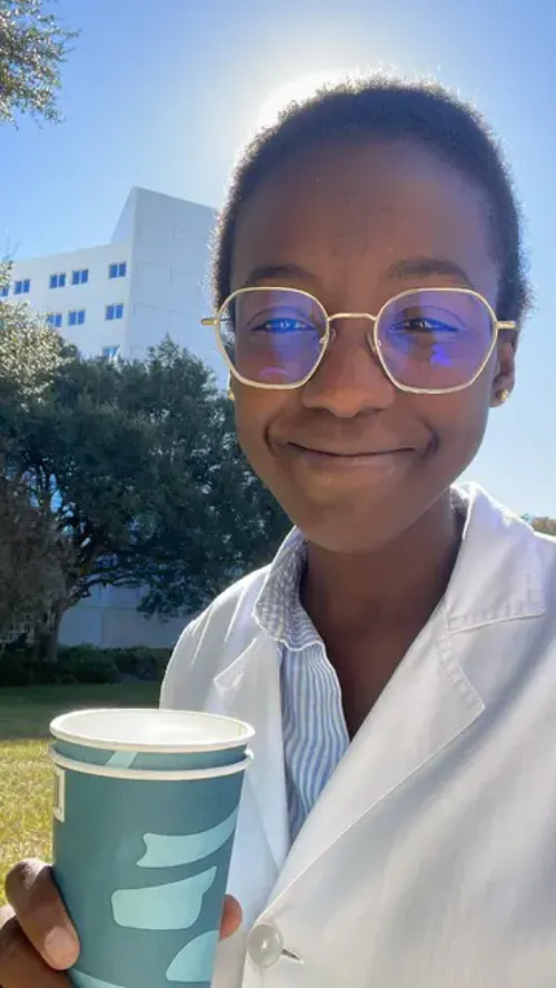 Carmen Mbongo, residente de Radiodiagnóstico de la Clínica Universidad de Navarra, en los jardines exteriores de la Mayo Clinic.