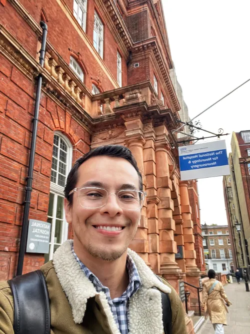 Christian Espinoza, residente de Neurología de la Clínica Universidad de Navarra, en la entrada del UCL Queen Square Institute of Neurology.