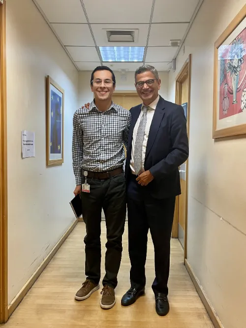 Christian Espinoza, residente de Neurología de la Clínica Universidad de Navarra, con el profesor Kailash Bhatia en el UCL Queen Square Institute of Neurology.