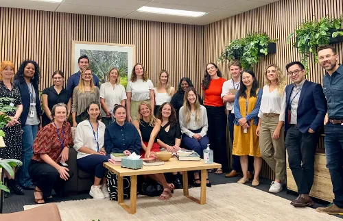 Ruth Arias, residente de Psiquiatría, junto al equipo principal con el que ha trabajado durante su rotación en Australia