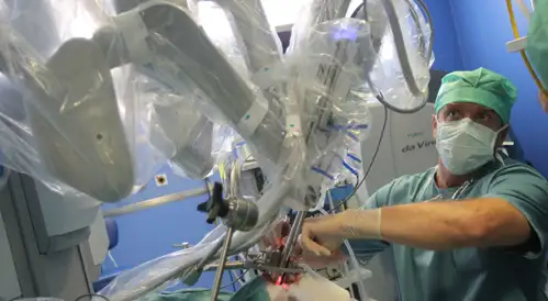 2013_11_26_dr_alcalde_cirugia_robotica