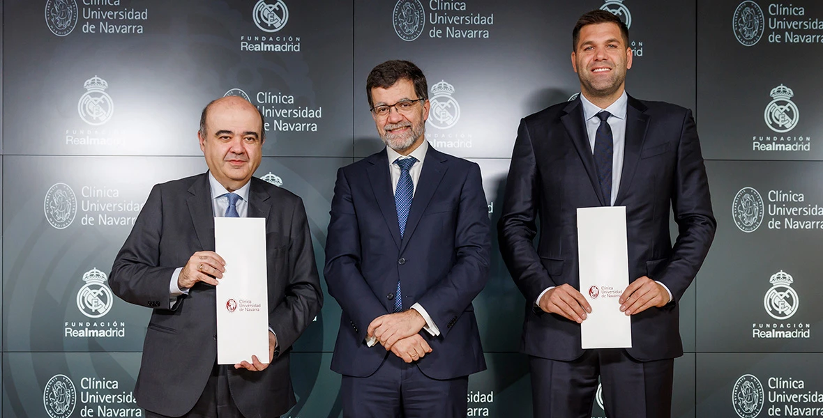 La Fundación Real Madrid y la Clínica Universidad de Navarra firman un convenio para llevar el deporte a niños hospitalizados Ambas entidades se unen para fortalecer el Programa Infantil de Baloncesto en Hospitales y seguir utilizando el deporte como herramienta de transformación social.