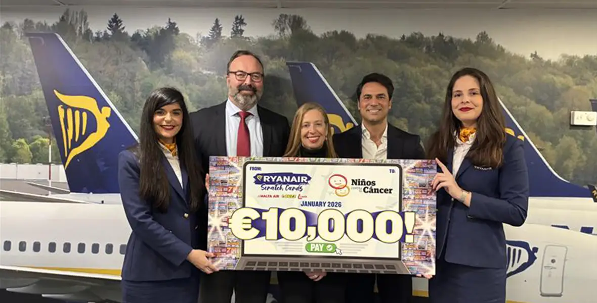 Foto de Álvaro Zabala y Pilar Lorenzo junto a personal de Ryanair por la donación de 10.000 euros a NCC