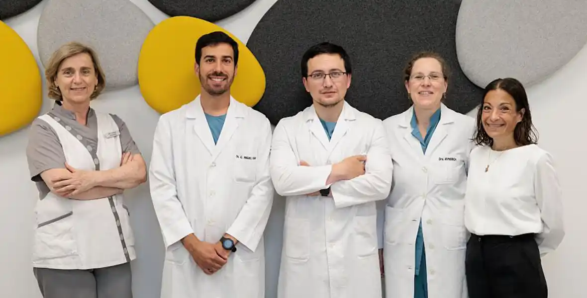 Equipo investigador fragilidad. Departamento de Anestesia y Cuidados Intensivos Imagen de los anestesistas de la Clínica Universidad de Navarra: Guillermo Miguel-Ruano, Carlos Puga y María Aymerich De Franceschi, junto a la enfermera Ana Iguarán y la administrativa Adriana Figueroa.