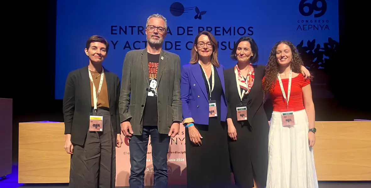 Foto de la Dra. Azucena Diez, la Dra. María Vallejo y la Dra. Covadonga Canga con miembros de AEPNYA en el congreso que se celebró en el Museo Universidad de Navarra. 