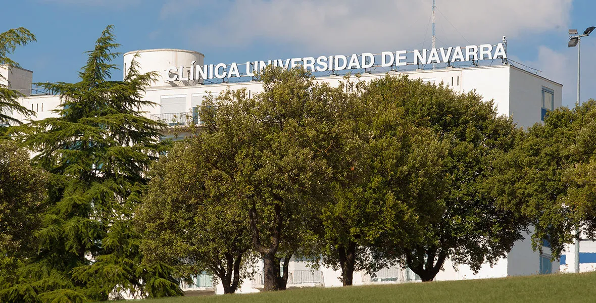 Fachada Clínica Universidad de Navarra. Campus Pamplona Imagen de la fachada lateral de la Clínica Universidad de Navarra, situada en el campus verde de la Universidad de Navarra