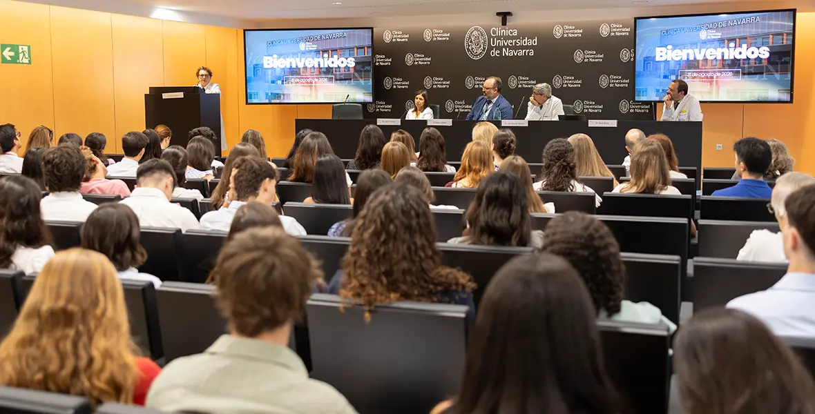 Imagen de los alumnos de 3º de Medicina en el salón de actos de la Clínica Universidad de Navarra en Madrid durante las charlas de bienvenida.