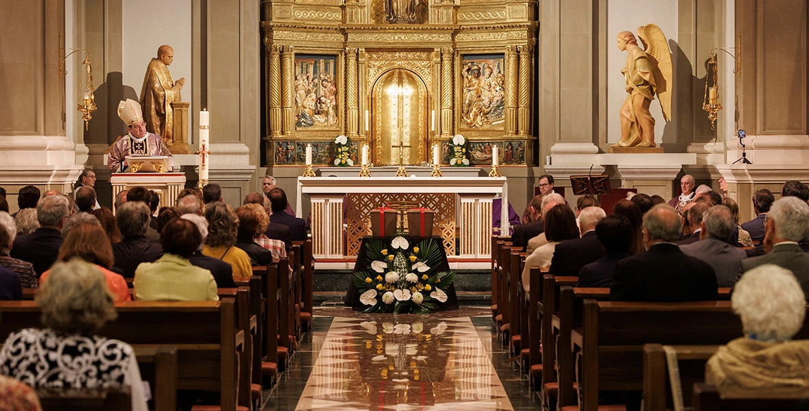 Ceremonia de traslado de los restos mortales de Eduardo Ortiz de Landázuri, médico internista de la Clínica,