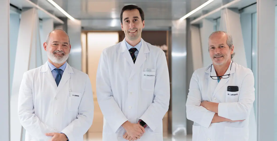 Equipo médico Área Sarcomas. CCUN Imagen de los Dres. Javier Serrano, Alejandro Gallego y Fernando Lapuente, del Área de Sarcomas del Cancer Center Clínica Universidad de Navarra.