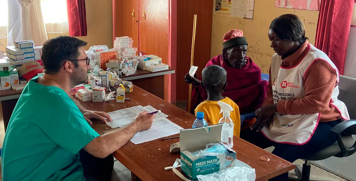 Imagen del Dr. Marc Vives, anestesista de la Clínica, atendiendo a un paciente en Kenia gracias a un proyecto de voluntariado desarrollado el último verano.