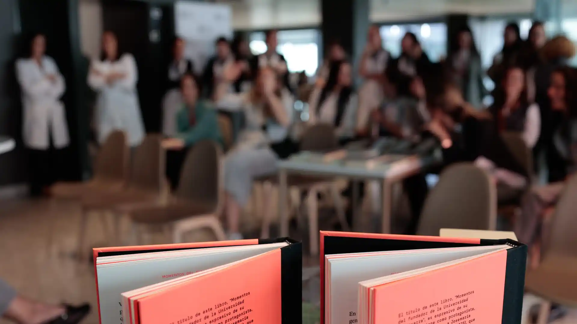 Imagen de los asistentes al coloquio por el Día del Libro celebrado en la Clínica Universidad de Navarra en Madrid.