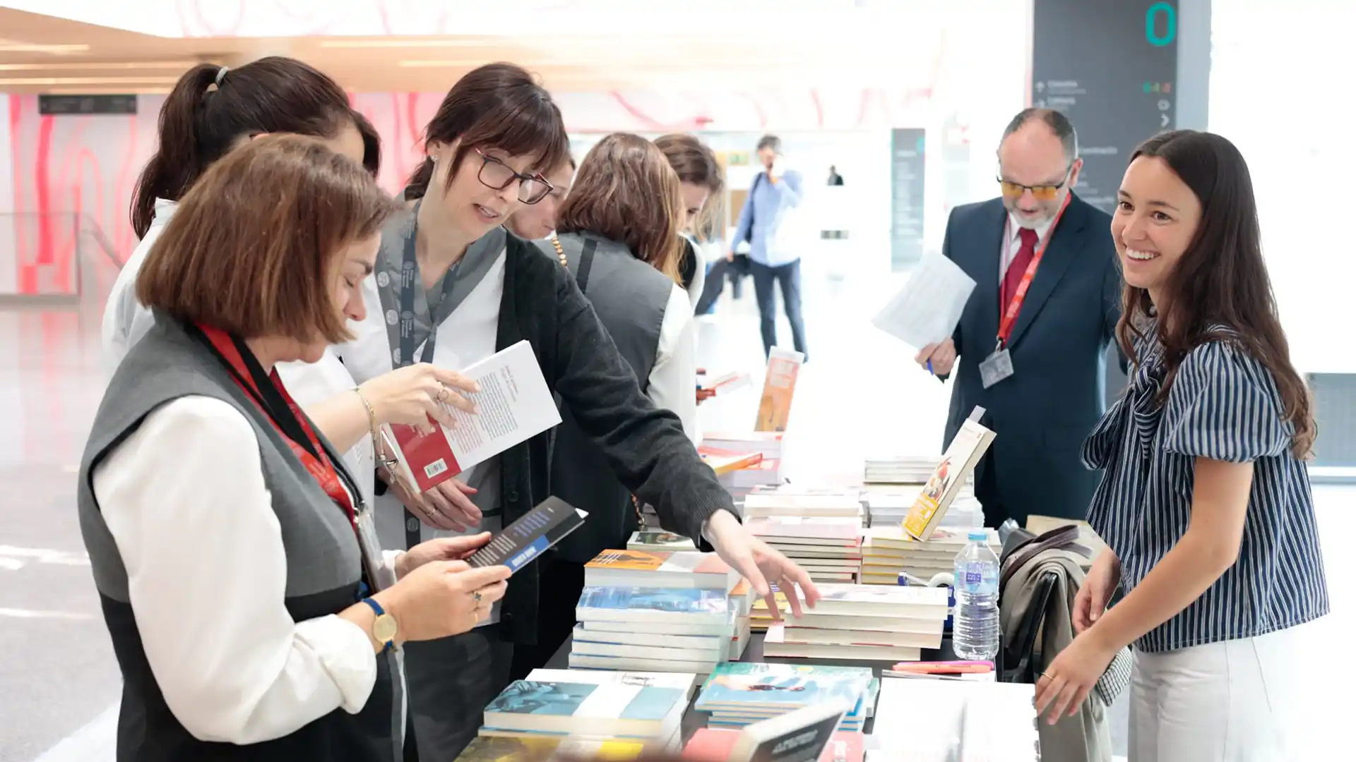 Imagen del puesto de venta de libros por el Día del Libro en la Clínica Universidad de Navarra en Madrid.