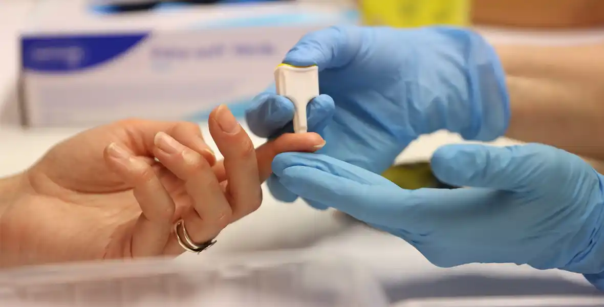 Imagen de una medición de glucosa realizada en la Clínica Universidad de Navarra con motivo del Día Mundial de la Diabetes.