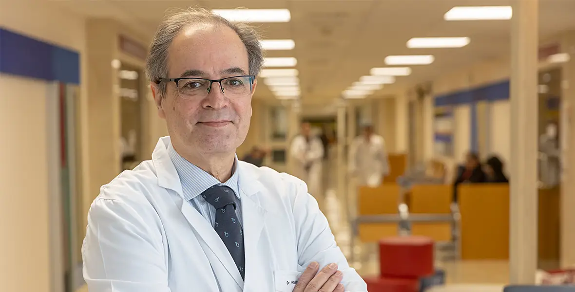 Foto del Dr. Bernardo Hontanilla, director de Cirugía Plástica, Estética y Reparadora, en los pasillos de la sede de Pamplona