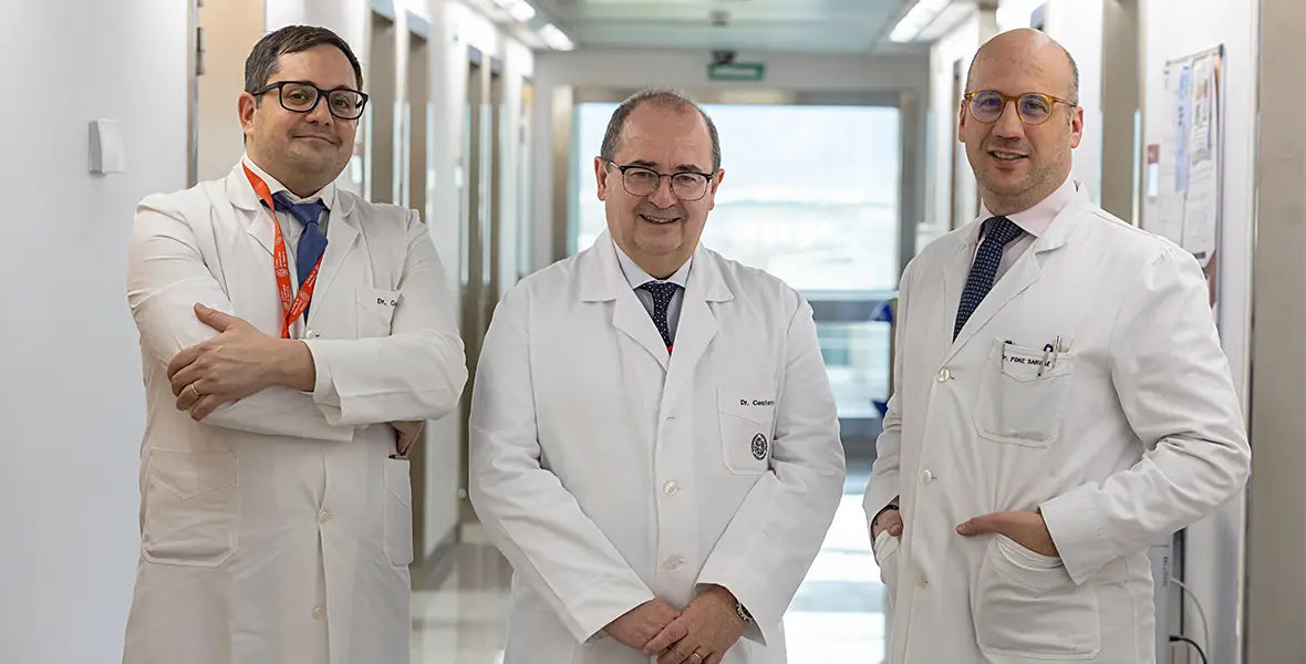 Foto del Dr. Candelmi junto al Dr. Centeno y al Dr. Ponz del Servicio de Medicina Paliativa y control de síntomas y de Oncología Médica para ilustrar una noticia sobre ensayos clínicos y cuidados paliativos