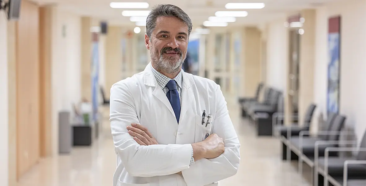 Foto del Dr. Juan Pablo de Torres, nombrado nuevo director de Neumología, en los pasillos de Consultas de CUN Pamplona