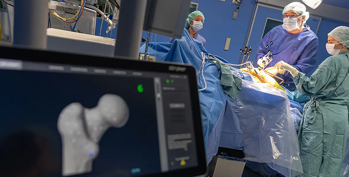 Foto del Dr. Díaz de Rada durante una operación de cadera con el Mako en los quirófanos de la Clínica Universidad de Navarra. 