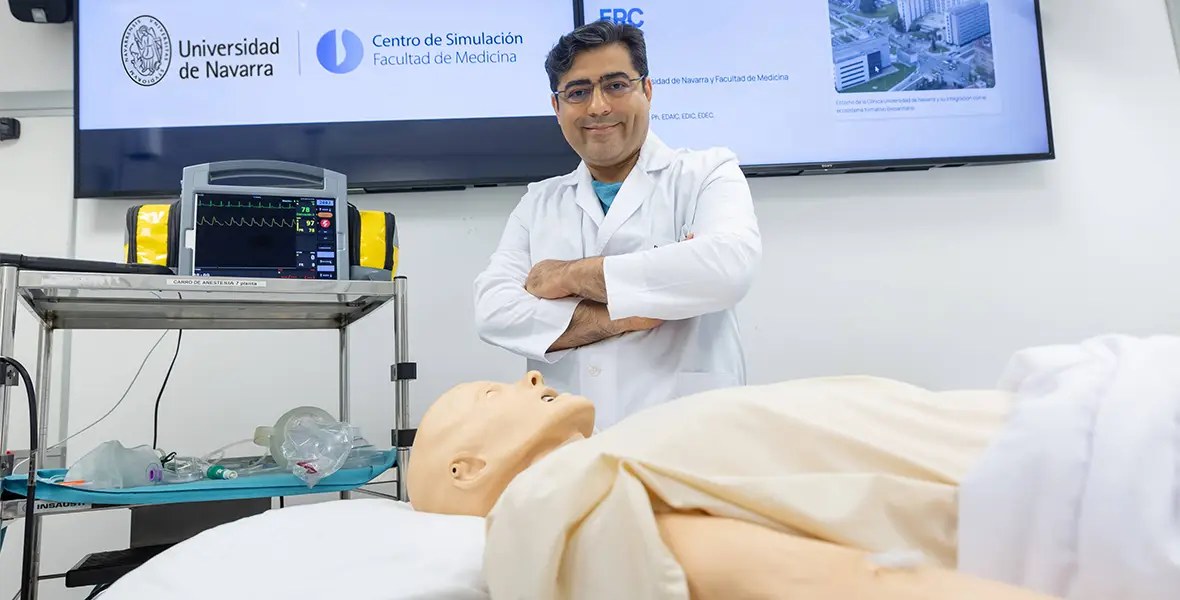 Foto del Dr. Duilio González en el centro de simulación de la Facultad de Medicina para ilustrar una noticia sobre la acreditación de Anestesia como centro formador en reanimación