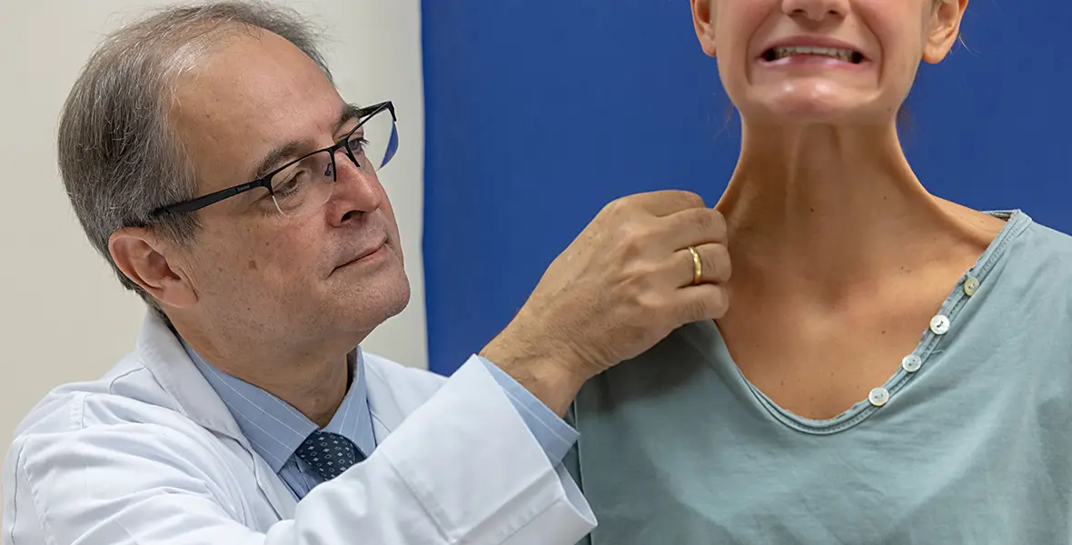 Foto del Dr. Hontanilla con una paciente en el Departamento de Cirugía Plástica, Estética y Reparadora, a la que le explora las cuerdas platismales para participar en un ensayo que recurre al botox. 