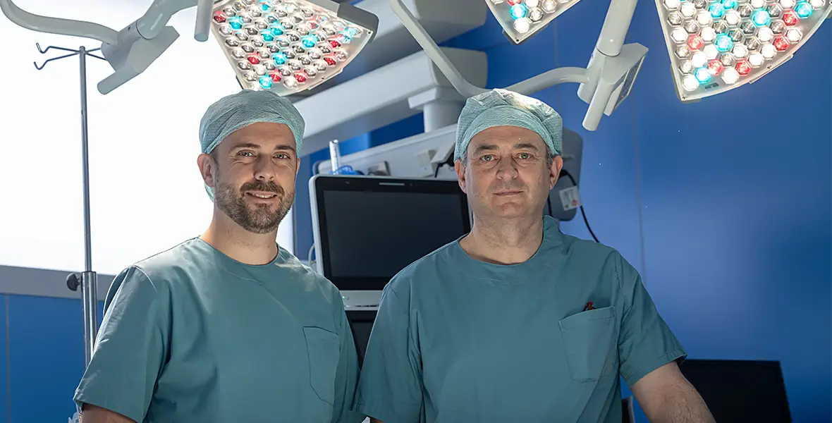 El Dr. Jorge Caño con el Dr. Daniel Sánchez Zalabardo, en los quirófanos de la sede de Pamplona de la Clínica Universidad de Navarra.  
