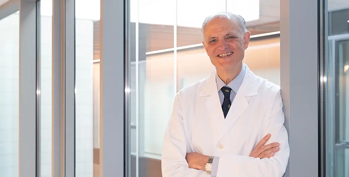 Foto del Dr. Manuel Manrique, director del Departamento de Otorrinolaringología, para ilustrar una noticia sobre envejecimiento saludable. 