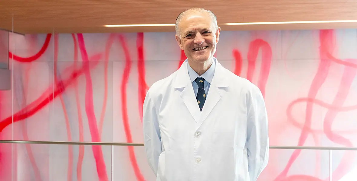 Foto del Dr. Manuel Manrique, especialista en Otorrinolaringología de CUN en la sede de Madrid para ilustrar una noticia sobre implantes cocleares. 