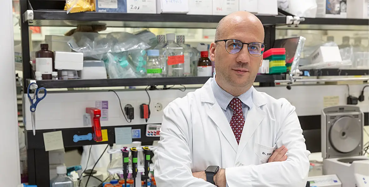 Foto del Dr. Mariano Ponz, especialista del Área de Cáncer de Hígado y Páncreas del CCUN en los laboratorios del Cima Universidad de Navarra. 