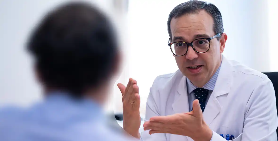 Imagen del Dr. Mario Riverol, especialista del Departamento de Neurología de la Clínica Universidad de Navarra, atendiendo a un paciente en el marco del inicio de la administración de donanemab como nuevo tratamiento.