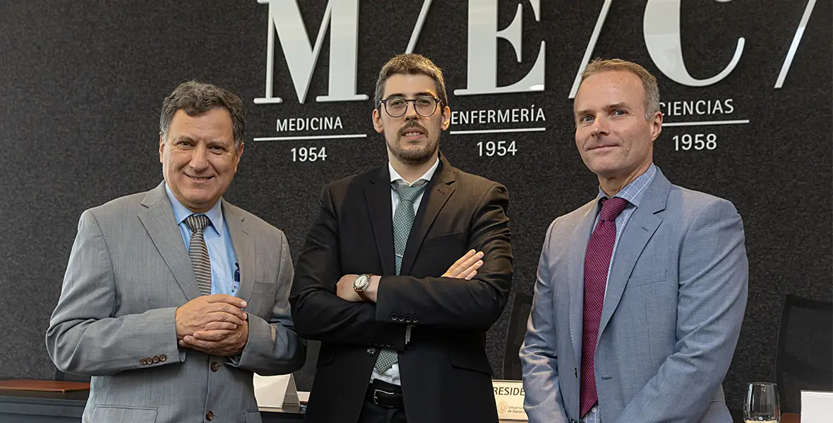 Foto del Dr. Melero, el Dr. López Janeiro y el Dr. De Andrea, en la tesis del Dr. Álvaro López Janeiro del Servicio de Anatomía Patológica para ilustrar una noticia sobre células dendríticas. 