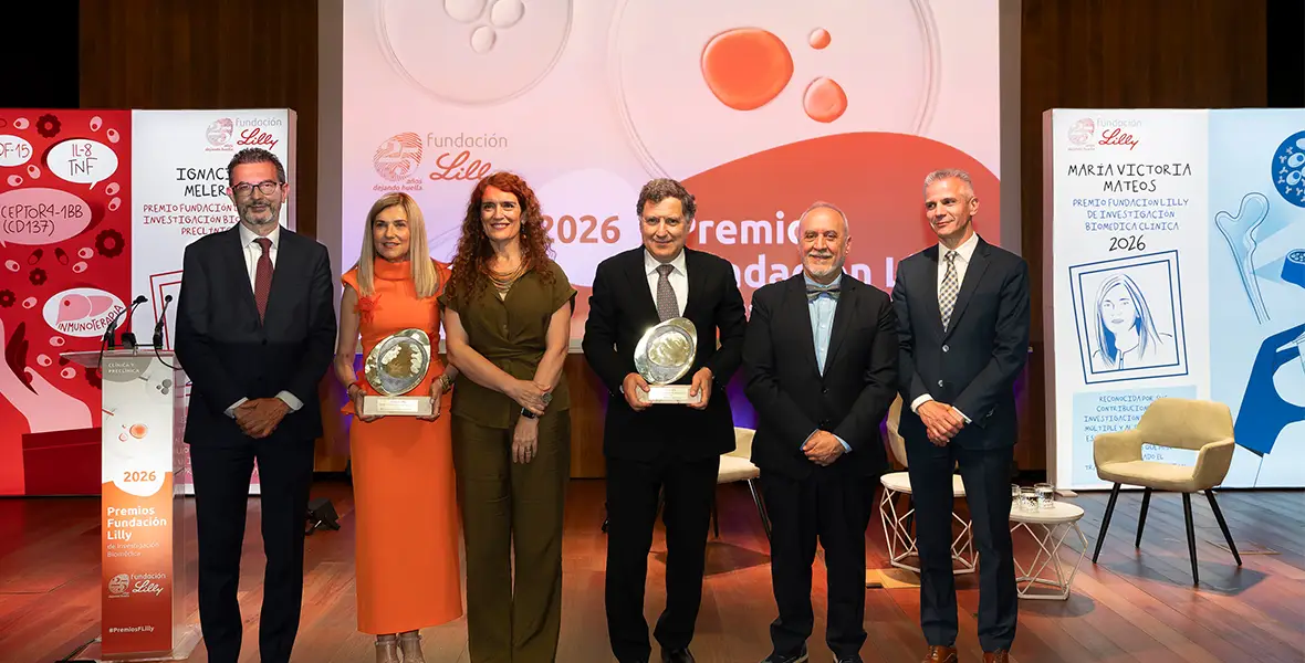 Foto del Dr. Ignacio Melero, director de Inmunología de la CUN durante la entrega de premios de la Fundación Lilly. También aparecen Juan Cruz Cigudosa, secretario de Estado de Ciencia, Investigación y Universidades, y la Dra. Victoria Mateos, también premiada por la Fundación Lilly.  