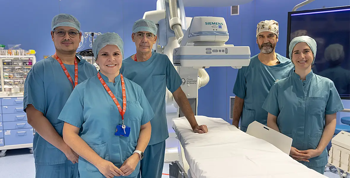Foto de los Dres. Paulo, Madrid, Ruiz Salmerón, Artaiz y Pascual de Cardiología en el quirófano de la sede de Pamplona para ilustrar una noticia sobre una nueva intervención. 