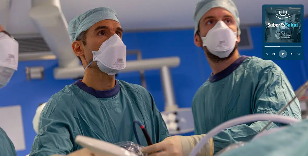 Dr. Víctor Valentí. Cirujano y primer pódcast de la Clínica Imagen del Dr. Víctor Valentí, protagonista del primer episodio del pódcast de la Clínica Universidad de Navarra, durante una formación en cirugía bariátrica.