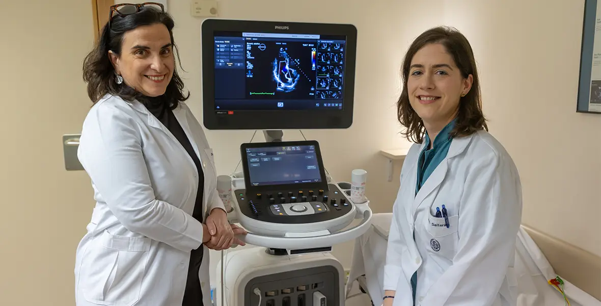 A la izquierda, la Dra. Agnes Díaz Dorronsoro, junto a la Dra. Nahikari Salterain, especialistas en Cardiología de la Clínica Universidad de Navarra. 