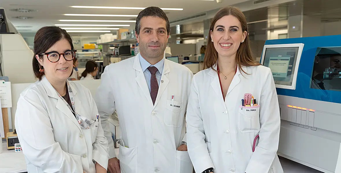 Foto de la Dra. Jubilar, del Dr. Lecumberri y de la Dra. Panizo en el laboratorio de microbiología para ilustrar noticia sobre CARTs