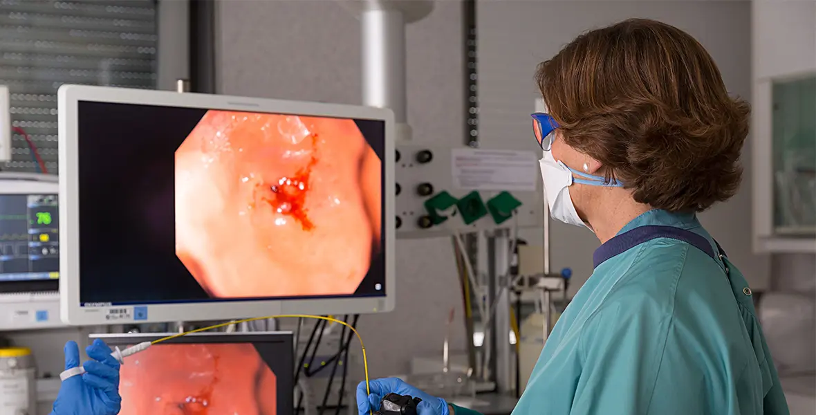 La Dra. Maite Herraiz realiza una prueba digestiva a una paciente en la sede de Pamplona de la Clínica Universidad de Navarra. Noticia para ilustrar el ranking de newsweek. 