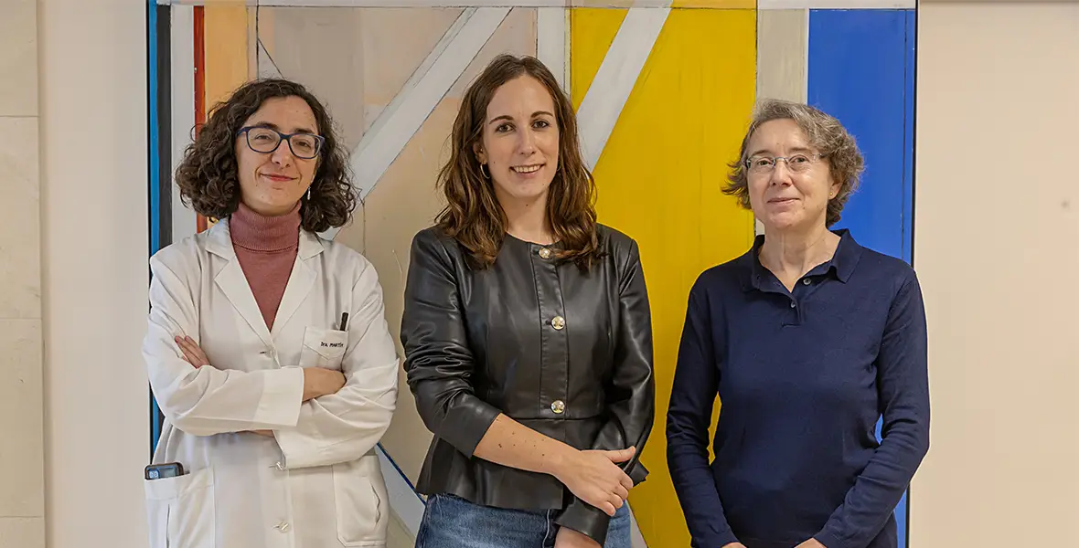 Foto de la Dra. Paloma Martín, la Dra. Rebeca Echeverría y la Dra. María Fernánndez Seara en la sede de Pamplona para ilustrar una noticia sobre resonancia y nefrología