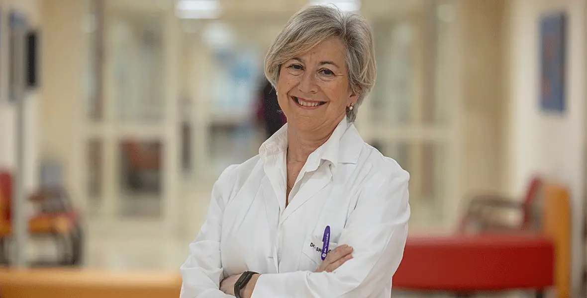 Foto de la Dra. Rocío Sánchez Carpintero, codirectora de Pediatría, en el pasillo de la segunda planta, para ilustrar una noticia sobre avances en el tratamiento de Dravet 