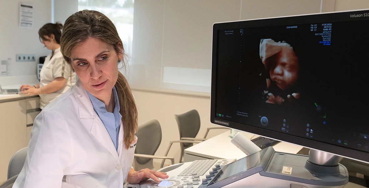 Ecografía obstétrica. Dra. Laura Muñoz. Ginecología. CUN Madrid La Dra. Laura Muñoz, durante una consulta de Ginecología y Obstetricia en la Clínica Universidad de Navarra.