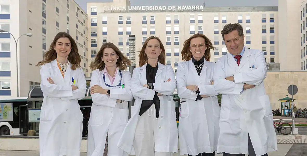 Imagen de un grupo de especialistas del Cancer Center Clínica Universidad de Navarra de un ensayo clínico que confirma la inmunoterapia frente al cáncer.