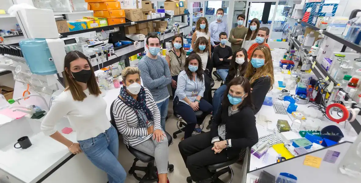 Equipo laboratorio tumores pediátricos. Clínica U. de Navarra Imagen del equipo de Laboratorio de Tumores Sólidos Pediátricos de la Clínica Universidad de Navarra.
